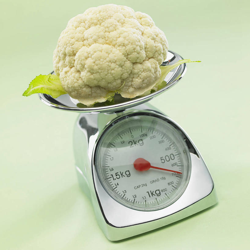 无人,竖图,俯视,室内,特写,白天,仪器,蔬菜,静物,绿色背景,阴影,新鲜,反射,影子,花菜,花椰菜,食品,菜花,食物,一个,黄色,摄影,有机食品,绿色食品,影棚,单个,椰菜花,衡量,计量,台秤,衡器,秤,彩图,高角度拍摄,影棚拍摄,拍摄