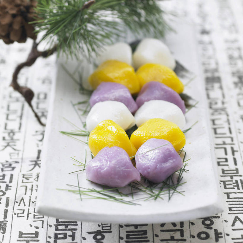 点心,无人,方图,俯视,室内,特写,白天,餐具,一排,许多,阴影,整齐,并列,并排,反射,标志,碟子,盘,文字,影子,字符,字母,料理,食品,年糕,甜点,很多,标识,美食,食物,糕点,排列,一个,盘子,碟,甜食,中式,单个,队列,平行,韩语,彩图,高角度拍摄,朝鲜语,韩国语,年年糕