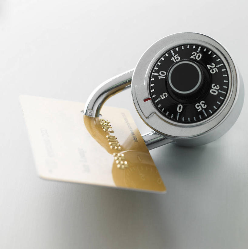 无人,竖图,俯视,室内,特写,白天,安全,信用卡,静物,一张,阴影,灰色背景,反射,影子,防护,锁,一个,卡,储蓄卡,摄影,密码锁,影棚,单个,保护,保险,私密,保全,周全,安稳,安定,防盗,平安,银行卡,彩图,高角度拍摄,影棚拍摄,拍摄,号码锁