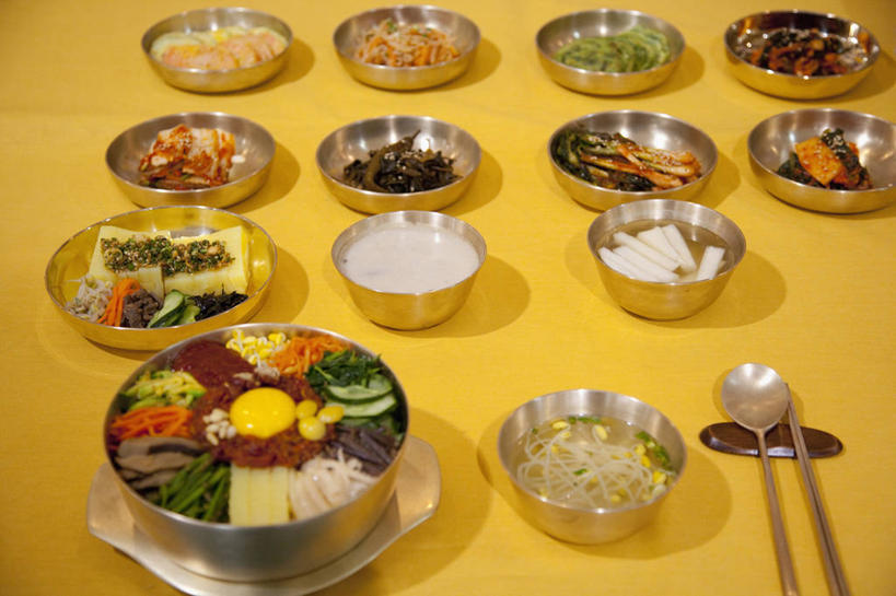 拌饭,无人,横图,俯视,室内,特写,白天,烹饪,餐桌,筷子,桌子,蔬菜,餐具,金属制品,一把,一堆,一排,一双,许多,阴影,堆叠,堆积,黄色背景,新鲜,整齐,并列,并排,反射,金属,影子,勺子,蛋,谷类,谷物,鸡蛋,料理,食品,筷架,米,很多,韩式,筷枕,文化,传统,大米,菜肴,美食,食物,排列,一个,容器,调羹,汤匙,碗,摄影,佳肴,有机食品,绿色食品,影棚,单个,餐台,储藏,堆,礼节,筷子架,储存,队列,韩国料理,礼仪,平行,韩国菜,韩式料理,卵,进餐用具,彩图,高角度拍摄,影棚拍摄,拍摄,鸡卵,鸡子,韩国拌饭,韩式拌饭,贮存