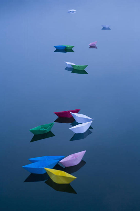 无人,竖图,俯视,室外,白天,河流,水,船,许多,阴影,艺术,光线,影子,折纸,纸艺,手工艺品,河水,水流,很多,文化,排列,阳光,纸制品,工艺品,高雅,纸船,工艺折纸,自信心,品位,摆列,彩图,高角度拍摄,布列,分列