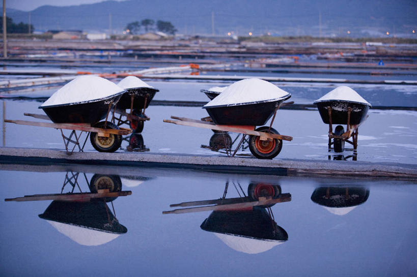 无人,横图,室外,白天,正面,一堆,许多,阴影,堆叠,堆积,朦胧,模糊,光线,推车,影子,池塘,水池,调料,盐,调味品,很多,调味料,食盐,车,白色,倒影,阳光,手推车,交通工具,堆,货车,小推车,倒映,载具,搬运车,五辆,反照,彩图,平板车,手拉车