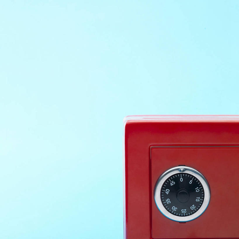 无人,竖图,室内,特写,白天,正面,安全,静物,阴影,蓝色背景,反射,影子,一个,红色,箱子,保险箱,摄影,影棚,单个,保护,保险,私密,彩图,影棚拍摄,拍摄