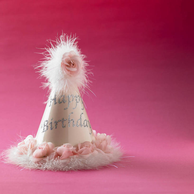 无人,竖图,室内,特写,白天,正面,静物,帽子,阴影,红色背景,纸质,反射,影子,生日帽,摄影,影棚,小丑帽,三角帽,狂欢帽,派对帽,聚会帽,纸帽,一顶,彩图,影棚拍摄,拍摄