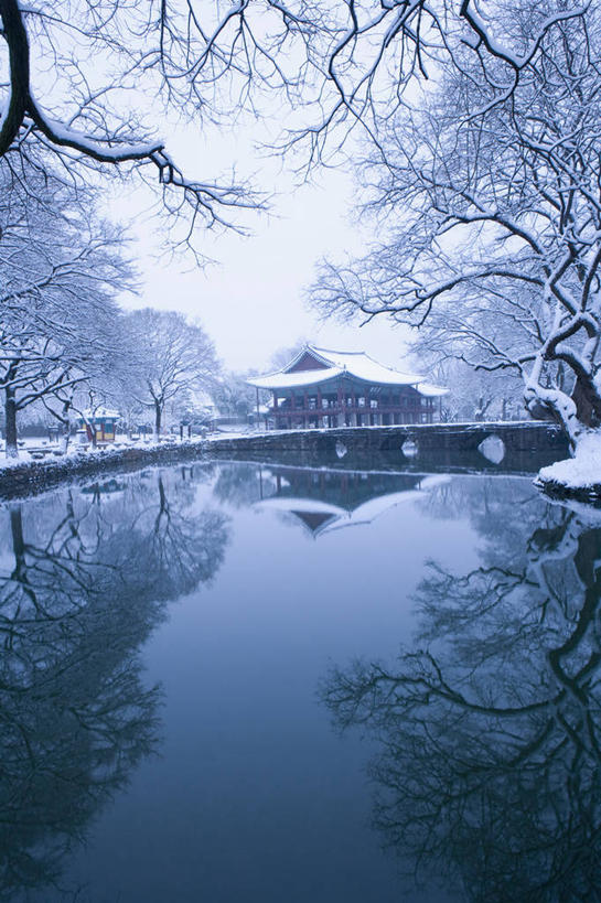 无人,竖图,室外,白天,正面,旅游,度假,湖,湖泊,名胜古迹,水,雪,大雪,标志建筑,地标,建筑,韩国,亚洲,阴影,遗迹,光线,影子,堡垒,城堡,冰,湖面,积雪,水流,水面,雪景,冬季,冬天,古迹,文物,娱乐,建设,古建筑,倒影,天空,阳光,湖水,天,享受,休闲,旅游胜地,放松,寒冷,冰冷,倒映,要塞,雾凇,古文明,东亚,严寒,冰凉,酷寒,凛冽,凛凛,极冷,大韩民国,全罗北道,反照,树挂,设防,彩图,道