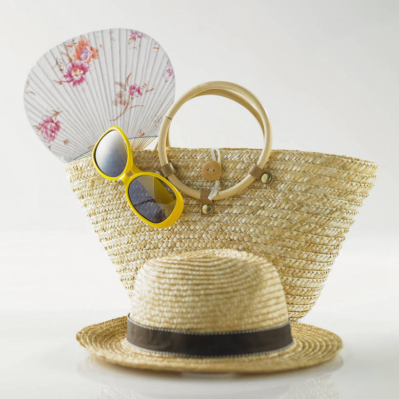 无人,竖图,室内,特写,白天,正面,静物,帽子,一把,一副,阴影,灰色背景,反射,包,草帽,墨镜,扇子,眼镜,影子,清凉,凉爽,文化,一个,太阳镜,太阳眼镜,遮阳镜,摄影,影棚,单个,单肩包,一顶,彩图,影棚拍摄,拍摄,草编包,和风扇,和风扇子,凉扇,传统文化