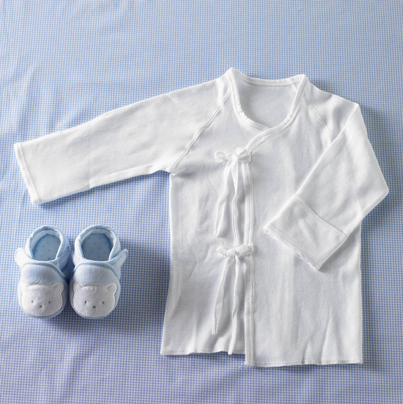 无人,竖图,俯视,室内,特写,白天,婴儿服装,静物,鞋子,一双,阴影,蓝色背景,反射,影子,婴儿鞋,摄影,影棚,休闲鞋,彩图,高角度拍摄,影棚拍摄,婴儿服,拍摄