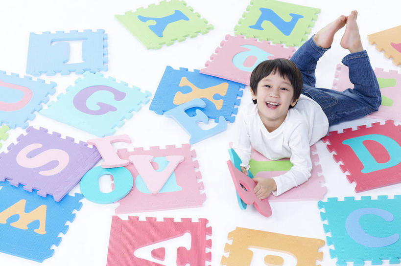 东方人,儿童,一个人,躺,笑,微笑,露齿笑,横图,俯视,室内,白天,白色背景,纯洁,纺织品,亚洲,仅一个男性,仅一个人,许多,撑,握,阴影,服装,反射,英文,标志,毯子,文字,影子,字符,字母,很多,注视,休闲装,黄种人,光脚,标识,纺织,排列,小孩,衣服,垫子,观察,看,仅一个小孩,休闲,赤脚,休闲服,可爱,童年,童趣,握着,摄影,服饰,影棚,观看,英文字母,察看,撑着,关注,防滑垫,童真,烂漫,无邪,摆列,卧着,天真,男孩,男人,男性,亚洲人,孩子,抬头,躺着,卧,仰头,彩图,高角度拍摄,全身,影棚拍摄,拍摄,布列,分列,男生