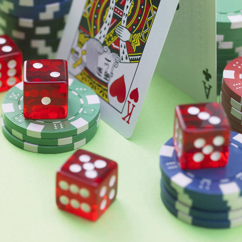 无人,竖图,俯视,室内,特写,白天,游戏,赌博,贪欲,竞争,静物,扑克牌,纸牌,玩具,扑克,一堆,许多,绿色背景,阴影,堆叠,堆积,朦胧,模糊,反射,骰子,影子,很多,玩,娱乐,刺激,红色,休闲,筹码,摄影,影棚,活动,堆,计数,发泄,消遣,智力,赌具,积累,累积,色子,投机,侥幸,欲望,投子,宣泄,筹马,记数,玩耍,嬉戏,彩图,高角度拍摄,影棚拍摄,拍摄,胜负,输赢