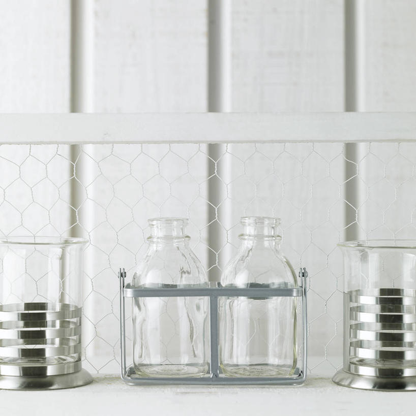 无人,竖图,室内,特写,白天,正面,静物,金属制品,阴影,反射,金属,木制,罐子,影子,墙,墙壁,墙面,玻璃制品,两个,白色,玻璃瓶,木制品,瓶子,彩图