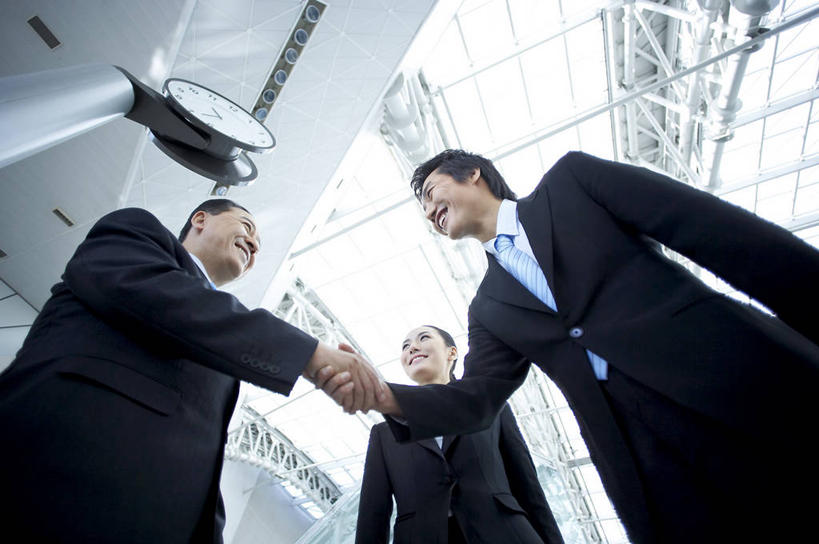 东方人,三个人,伙伴,同事,朋友,商务人士,商务男性,商务女性,机场,站,握手,笑,微笑,露齿笑,横图,室内,白天,仰视,衬衫,友谊,成功,合作,团队,集体,信心,窗户,飞机场,亚洲,阴影,套装,时间,反射,时钟,影子,柱子,天窗,领带,计时,注视,黄种人,队伍,玻璃窗,相视,架子,一个,钟表,观察,看,站着,面对面,表,战略,单个,观看,对视,支撑,固定,察看,领导,互视,象征,庄重,成就,关注,相对,商务装,身份,合伙,领袖,工薪阶层,相看,联合,合谋,正式,地位,配合,协作,男人,男性,年轻男性,年轻女性,女人,女性,中年男性,亚洲人,白领,上班族,航空站,空港,钟,搀手,拉手,手搀手,手拉手,手牵手,手握手,站立,半身,彩图,低角度拍摄,衬衣