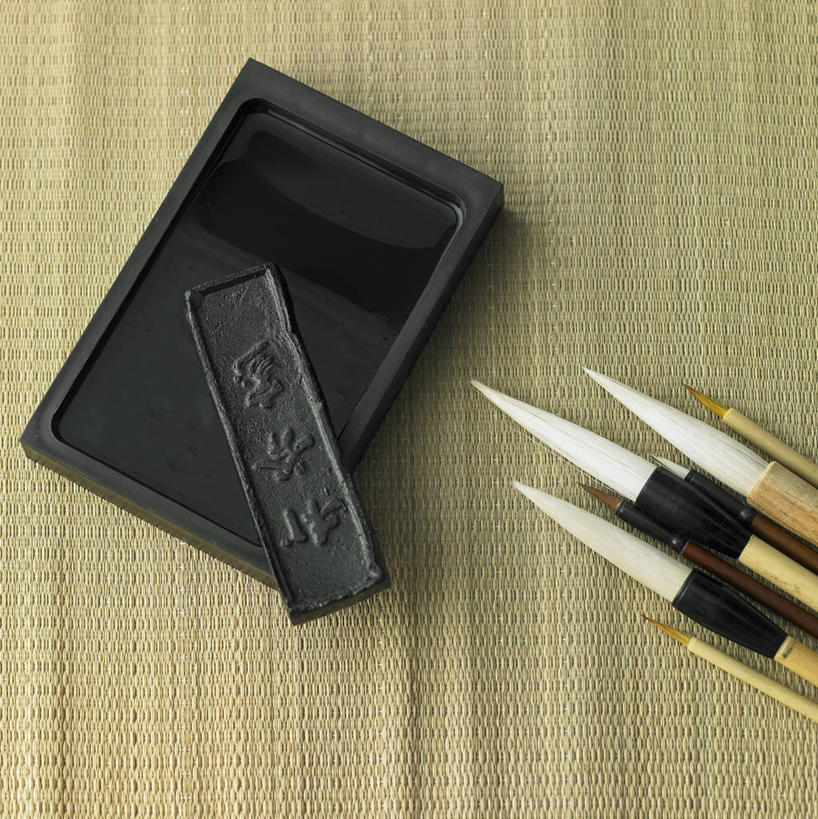 无人,竖图,俯视,室内,特写,白天,静物,阴影,反射,笔,毛笔,砚台,影子,办公用品,砚,文具,一个,黑色,学习用品,单个,文具用品,三支,文房四宝,彩图,高角度拍摄