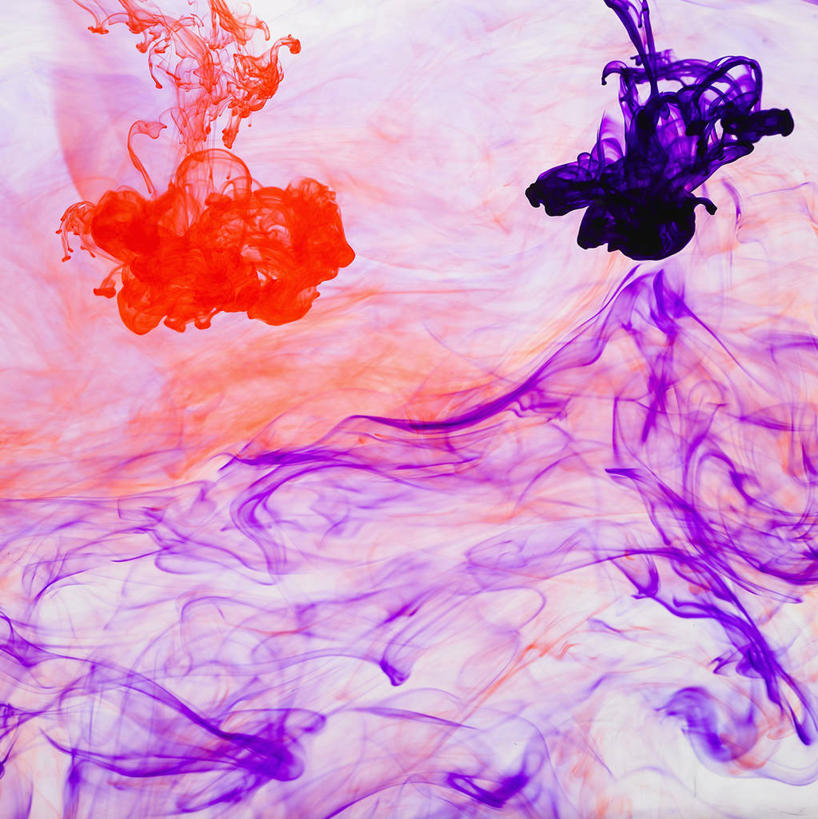 无人,竖图,室内,特写,白天,正面,水,阴影,波纹,透明,反射,墨水,液体,影子,气泡,水滴,办公用品,涟漪,漩涡,水泡,水珠,文具,红色,紫色,水纹,泡泡,学习用品,墨,墨汁,文具用品,圆弧,文房四宝,彩图