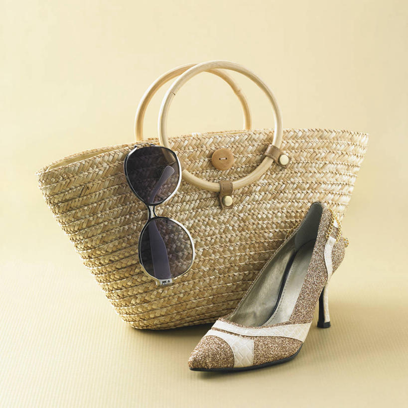 无人,方图,室内,特写,白天,正面,高跟鞋,时尚,静物,鞋子,一副,阴影,反射,包,墨镜,眼镜,影子,一个,太阳镜,太阳眼镜,遮阳镜,摄影,影棚,褐色背景,单个,单肩包,时髦,时兴,彩图,影棚拍摄,拍摄,草编包
