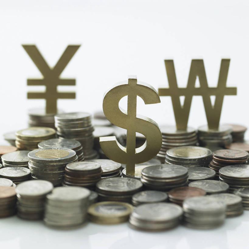 无人,方图,室内,特写,白天,白色背景,正面,钱,静物,一堆,许多,阴影,堆叠,堆积,反射,标志,钱币,文字,影子,很多,标识,三个,金融,摄影,影棚,韩币,经济,堆,流通,贸易,货币,美元符号,现金,硬币,彩图,影棚拍摄,拍摄,圜,韩币符号,人民币符号