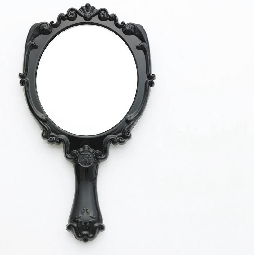 无人,竖图,俯视,黑白,室内,特写,白天,白色背景,化妆,美容,镜子,静物,阴影,反射,影子,一个,摄影,影棚,单个,镜像,镜面,光学,手镜,高角度拍摄,影棚拍摄,拍摄