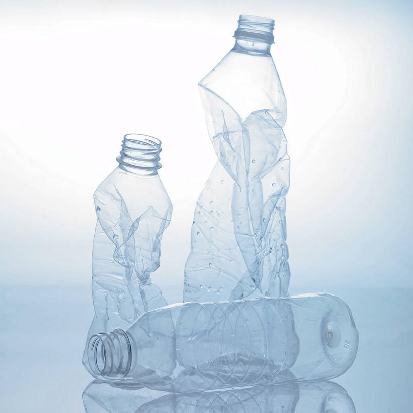 无人,竖图,室内,特写,白天,白色背景,正面,静物,阴影,破旧,陈旧,反射,影子,三个,瓶子,塑料制品,塑料瓶,摄影,影棚,残破,彩图,影棚拍摄,拍摄