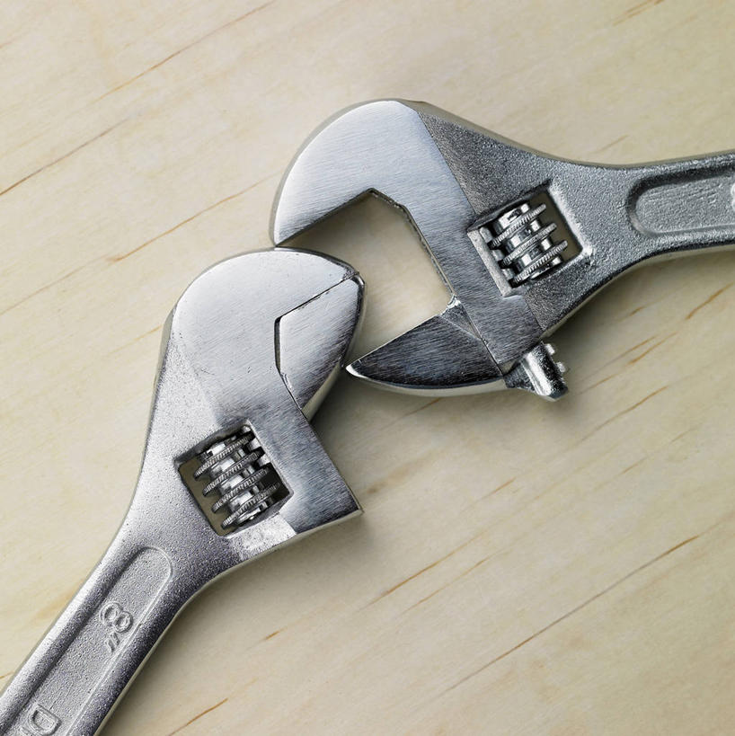 无人,竖图,俯视,室内,特写,白天,静物,连接,阴影,组合,反射,工具,影子,两把,扳手,链接,五金,紧固,拼接,拼凑,拼合,凑集,聚合,撮合,链结,牢固,扳头,活动扳手,彩图,高角度拍摄