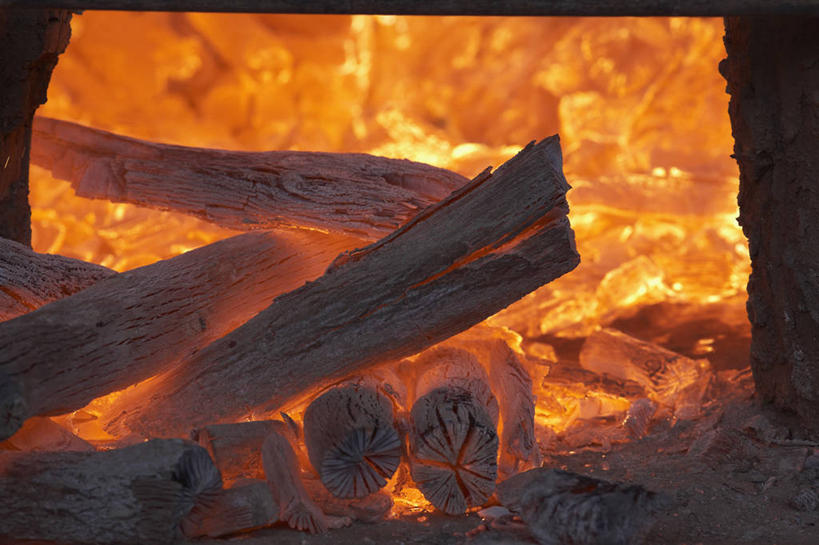 无人,横图,室内,特写,白天,正面,壁炉,一堆,许多,阴影,堆叠,堆积,光线,火焰,木材,影子,很多,燃烧,木柴,点燃,取暖,木料,堆,火光,彩图,取暖设备