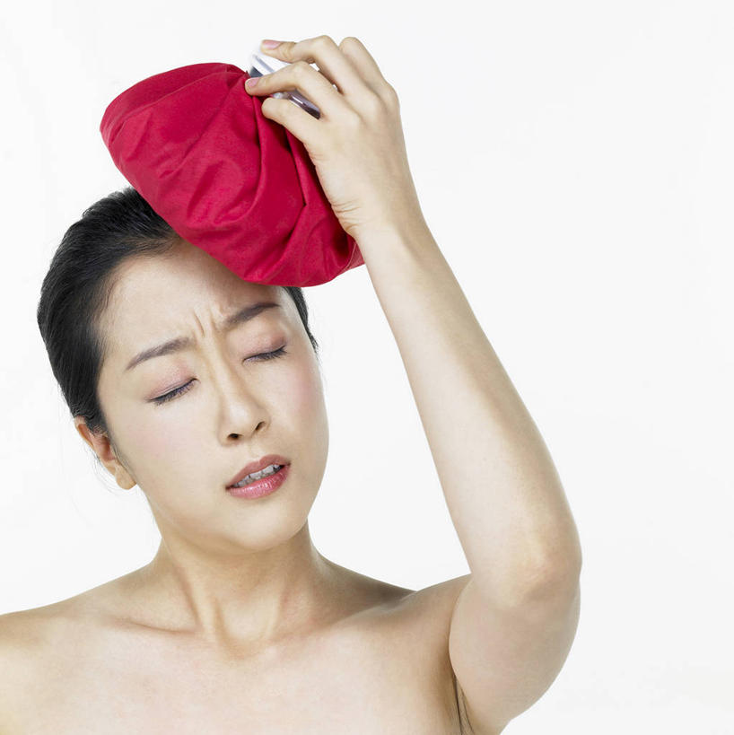 东方人,一个人,站,闭眼,竖图,室内,白天,白色背景,正面,亚洲,仅一个年轻女性,仅一个女性,仅一个人,握,阴影,反射,影子,黄种人,冷冻,裸露,一个,红色,站着,疼痛,搭,握着,摄影,影棚,单个,头疼,头痛,卫生,冰袋,搭着,痛苦,裸,介质,方便,新颖,年轻女性,女人,女性,亚洲人,闭眼睛,闭着眼,闭着眼睛,站立,半身,彩图,影棚拍摄,拍摄