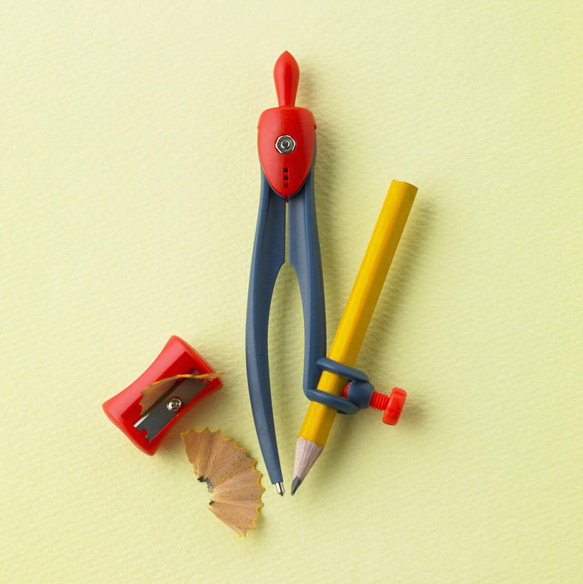 无人,竖图,俯视,室内,特写,白天,静物,绿色背景,阴影,反射,测量,木制,笔,工具,木屑,影子,刻度,办公用品,文具,一个,尺,木制品,铅笔,学习用品,圆规,角度,摄影,影棚,单个,测量工具,文具用品,一支,尺子,笔屑,衡量,卷笔刀,绘图,比例,削笔刀,碎屑,铅笔屑,测绘,量具,量仪,标度,削笔机,画图工具,彩图,高角度拍摄,影棚拍摄,拍摄,两脚规