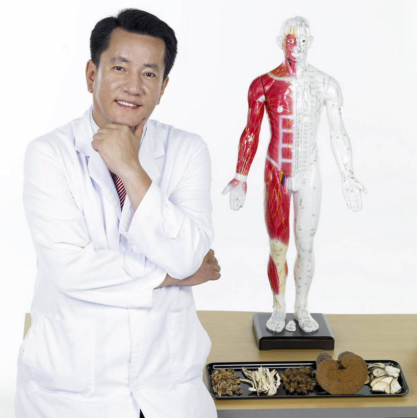 东方人,一个人,医生,站,笑,微笑,露齿笑,竖图,室内,白天,白色背景,正面,工作服,制服,灵芝,亚洲,仅一个男性,仅一个人,仅一个中年男性,撑,阴影,反射,影子,菌菇,菌类,托腮,注视,黄种人,一个,白色,模型,观察,看,托,站着,医护人员,医疗人员,摄影,影棚,单个,观看,察看,白大褂,真菌,关注,托下巴,工作制服,药用菌,单手托腮,男人,男性,中年男性,亚洲人,大夫,神芝,灵芝草,站立,半身,彩图,影棚拍摄,工作套服,拍摄,菌灵芝