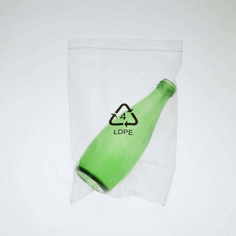 无人,竖图,室内,特写,白天,正面,购物,消费,静物,袋子,阴影,灰色背景,环保,反射,包装袋,影子,购物袋,玻璃制品,一个,绿色,玻璃瓶,环保袋,瓶子,金融,摄影,影棚,能源,单个,回收,资源,购买,贸易,利用,低碳,循环,持续,彩图,影棚拍摄,拍摄