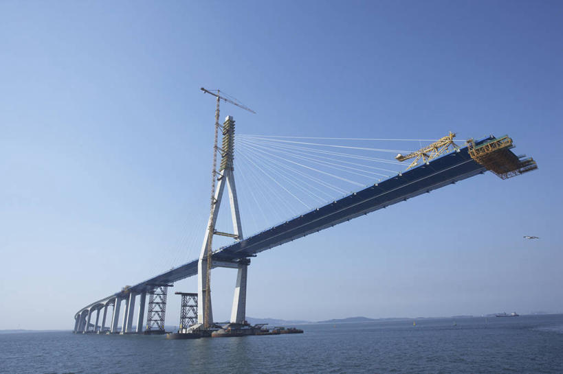 无人,横图,室外,白天,仰视,旅游,度假,海浪,海洋,标志建筑,大桥,地标,建筑,桥梁,韩国,亚洲,阴影,光线,影子,浪花,斜拉桥,桥,娱乐,建设,蓝色,蓝天,天空,阳光,海水,绳子,建筑工地,天,享受,休闲,旅游胜地,放松,晴朗,绳索,缆绳,海景,东亚,万里无云,地盘,建筑地盘,施工地盘,大韩民国,广域市,仁川,仁川市,仁川广域市,斜张桥,大海,风浪,海,海水的波动,近岸浪,涌浪,晴空,晴空万里,彩图,低角度拍摄,工地,仁川大桥