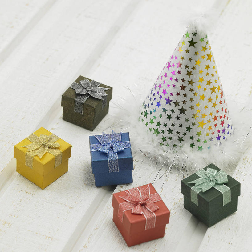 无人,竖图,俯视,室内,特写,白天,静物,礼盒,礼物,帽子,五个,许多,阴影,纸质,反射,影子,纸盒,生日帽,盒子,黄色,红色,蓝色,黑色,包装盒,礼品盒,摄影,礼品,影棚,小丑帽,三角帽,狂欢帽,派对帽,聚会帽,纸帽,一顶,彩图,高角度拍摄,影棚拍摄,拍摄