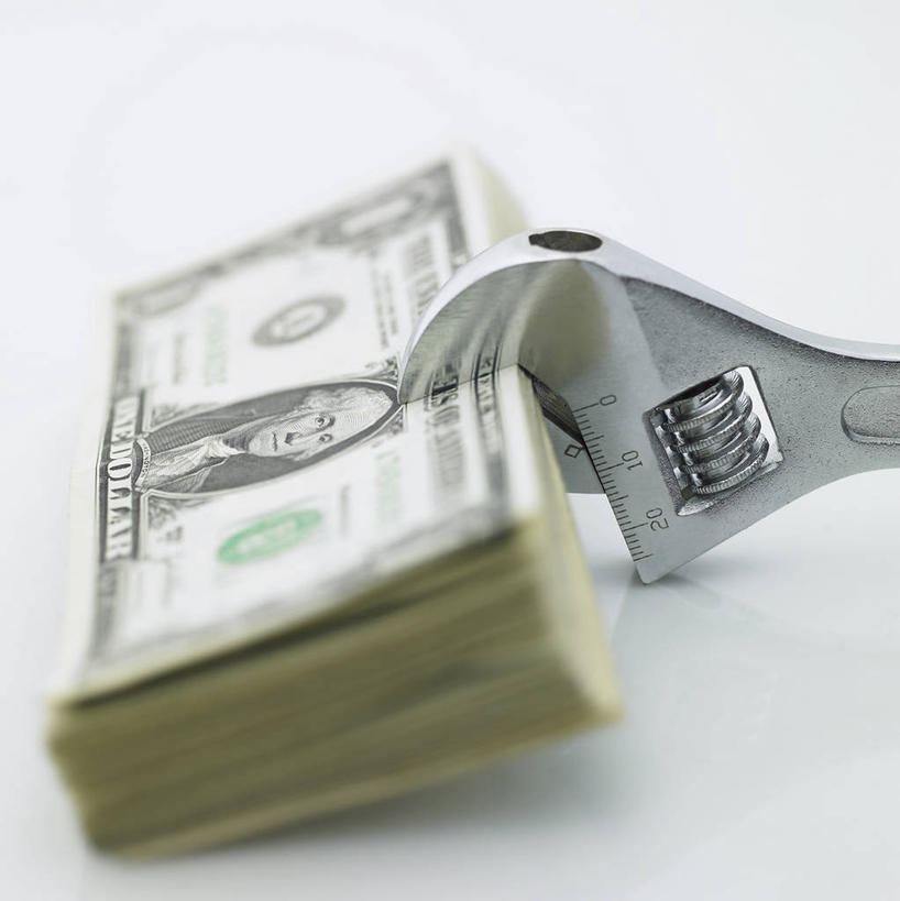 无人,竖图,俯视,室内,特写,白天,白色背景,钱,美元,静物,一排,许多,连接,阴影,组合,整齐,反射,工具,钱币,影子,很多,美金,排列,一个,钞票,金融,纸币,摄影,影棚,经济,单个,堆,扳手,链接,五金,紧固,队列,拼接,拼凑,美圆,流通,纸钞,贸易,拼合,凑集,聚合,撮合,链结,牢固,扳头,活动扳手,货币,现金,彩图,高角度拍摄,影棚拍摄,拍摄