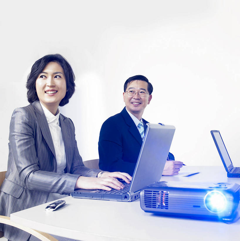 东方人,两个人,同事,商务人士,商务男性,商务女性,办公室,坐,竖图,室内,白天,侧面,衬衫,成功,合作,团队,集体,信心,电脑,笔记本电脑,仪器,家具,桌子,亚洲,敲打,阴影,套装,光线,网络,影子,办公桌,灯光,领带,扭头,注视,黄种人,设备,输入,通讯设备,队伍,打字,观察,看,转头,观看,点击,敲击,幻灯片,察看,无线,领导,象征,庄重,成就,关注,通信设备,商务装,身份,无线网络,合伙,领袖,无线上网,便携式电脑,工薪阶层,办公家具,正式,地位,按键,手提电脑,男人,男性,女人,女性,中年男性,中年女性,亚洲人,白领,上班族,坐着,半身,彩图,衬衣,幻灯机