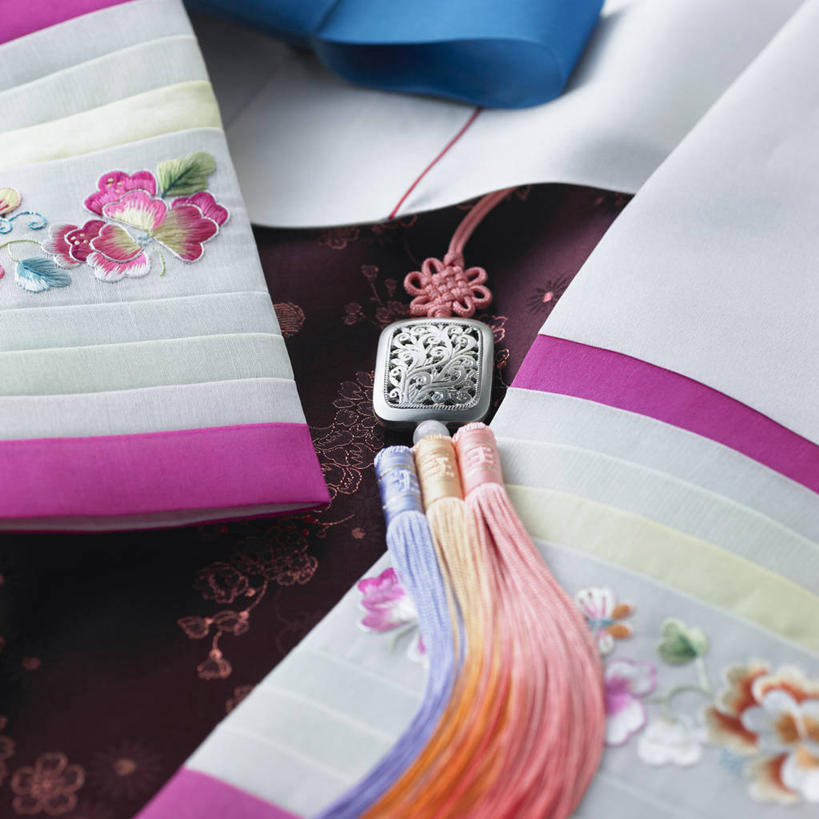 无人,方图,俯视,室内,特写,白天,民族服装,静物,阴影,服装,装饰,反射,影子,装饰品,衣服,装饰物,服饰,华丽,修饰,点缀,衣着,穿着,饰物,衬托,美观,雅致,雅观,衣饰,朝鲜服,彩图,高角度拍摄,传统服装,民俗服,韩服