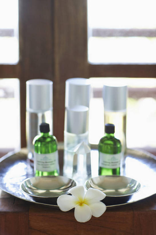 无人,竖图,室内,特写,白天,正面,阴影,朦胧,模糊,反射,罐子,影子,玻璃制品,赤素馨花,玻璃瓶,精油,瓶子,香薰,放松,芳香疗法,舒心,舒缓,香薰精油,养颜,缅栀子,蛋黄花,鸡蛋花,缅栀花,减压,香薰疗法,植物精油,芳香植物,大季花,印度素馨,芳香油,挥发油,香精油,彩图