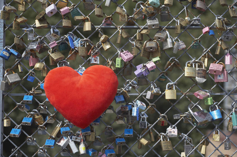 无人,栏杆,横图,室外,白天,正面,爱情,安全,静物,许多,爱心,围栏,防护,很多,浪漫,护栏,锁,红色,温暖,温馨,心形,恩爱,保护,和睦,挂锁,保险,私密,保全,周全,安稳,安定,防盗,平安,心型,彩图,爱情锁,情人锁,融洽