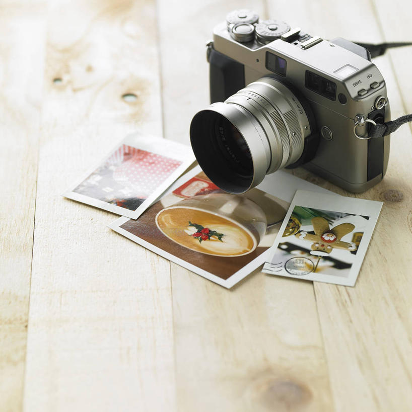 无人,竖图,俯视,照片,室内,特写,白天,桌面,桌子,静物,相机,阴影,反射,木制,影子,木桌,拍照,木制品,数码相机,摄影,影棚,一部,相片,照相机,彩图,高角度拍摄,影棚拍摄,拍摄,照相,木桌子