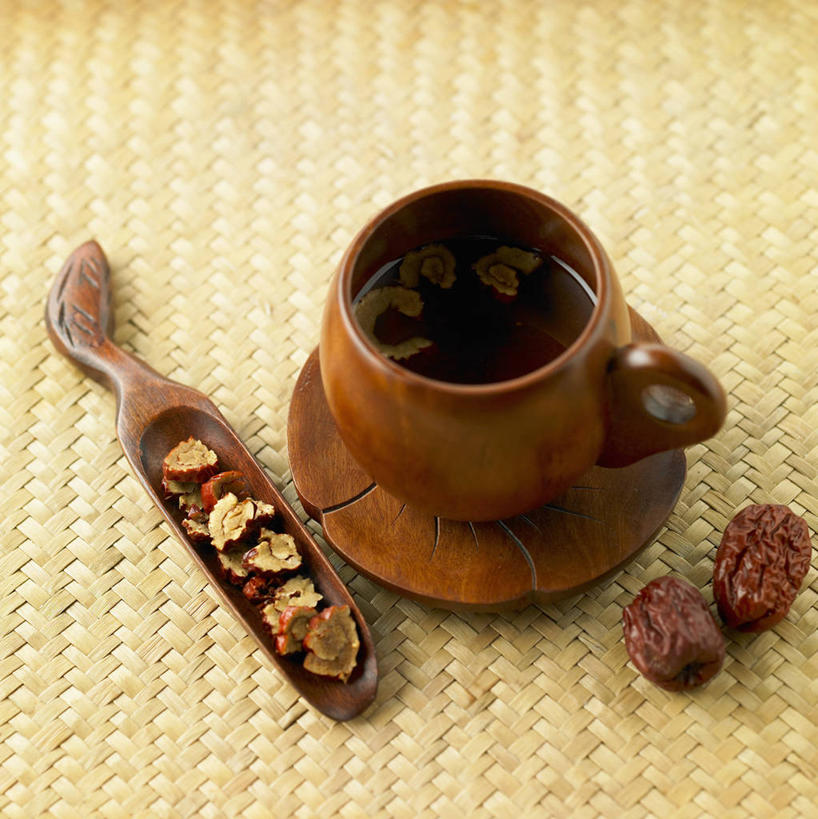 无人,竖图,俯视,室内,特写,白天,幸福,餐桌,茶,桌子,杯子,阴影,反射,影子,茶叶,一杯,娱乐,水杯,享受,休闲,温馨,枣,放松,乐趣,红枣,餐台,提神,舒适,醒脑,枣子,大枣,茶杯,彩图,高角度拍摄