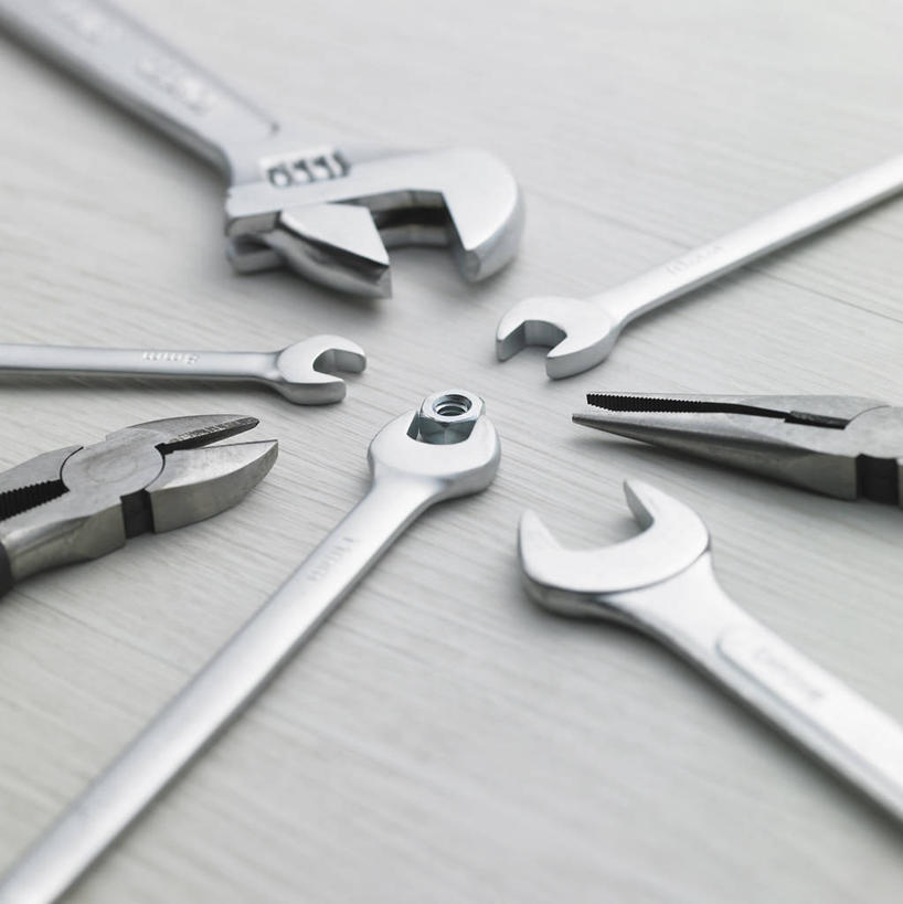 无人,竖图,俯视,室内,特写,白天,静物,许多,连接,阴影,灰色背景,组合,弯曲,环绕,围绕,反射,工具,钳子,影子,很多,环抱,加工,排列,摄影,影棚,扳手,老虎钳,链接,固定,五金,紧固,拼接,剪断,拼凑,扭转,拼合,凑集,聚合,撮合,链结,牢固,夹持,扳头,摆列,萦绕,活动扳手,彩图,高角度拍摄,影棚拍摄,拍摄,布列,分列