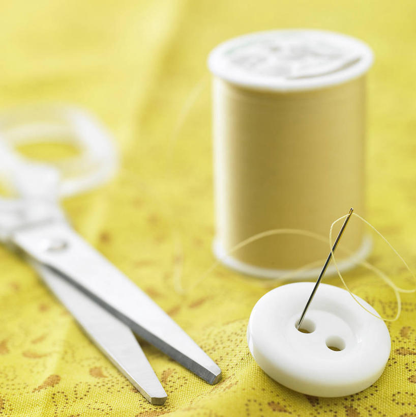 无人,竖图,俯视,室内,特写,白天,静物,一把,修剪,阴影,黄色背景,反射,工具,剪刀,影子,纽扣,针,摄影,影棚,缝纫,裁剪,钮扣,剪子,剪裁,切割,缝衣针,针线,线轴,彩图,高角度拍摄,影棚拍摄,拍摄,细线