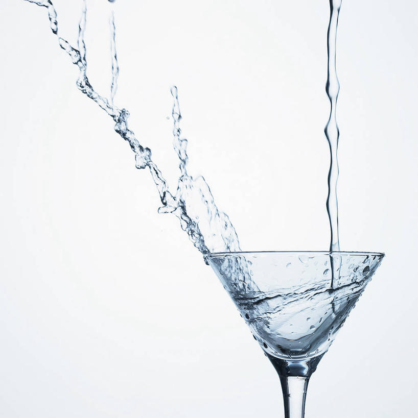 无人,竖图,室内,特写,白天,白色背景,正面,水,杯子,飞溅,溅,高脚杯,液体,水滴,玻璃制品,水珠,一个,酒杯,摄影,影棚,单个,喷洒,鸡尾酒杯,玻璃杯,彩图,影棚拍摄,拍摄