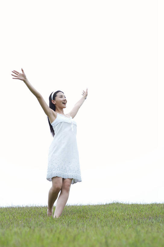 东方人,一个人,站,举,竖图,室外,白天,侧面,裙子,草地,草坪,植物,亚洲,仅一个年轻女性,仅一个女性,仅一个人,连衣裙,欢呼,黄种人,草,绿色,天空,天,托,站着,喝彩,年轻女性,女人,女性,亚洲人,举起,举手,举着,向上举,向上伸,向上托,站立,彩图,全身