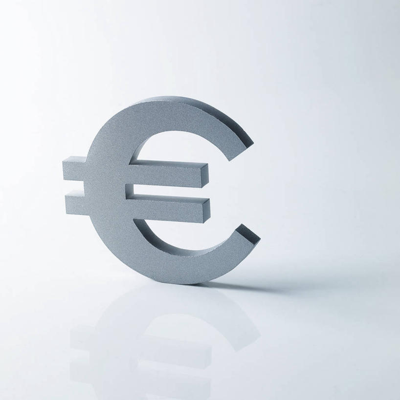 无人,竖图,室内,特写,白天,白色背景,正面,阴影,反射,标志,文字,影子,标识,一个,摄影,影棚,单个,彩图,影棚拍摄,拍摄,欧元符号