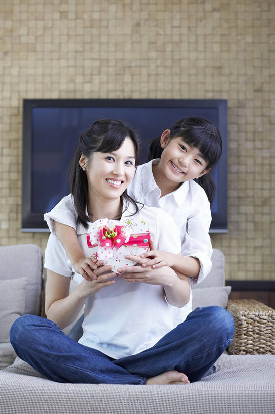 东方人,儿童,中年人,两个人,家庭,母亲,女儿,客厅,坐,笑,盘腿,微笑,露齿笑,竖图,室内,白天,正面,纯洁,沙发,电视,礼盒,礼物,亚洲,握,阴影,服装,裤子,反射,丝绸,丝带,影子,纸盒,墙,缎带,注视,牛仔裤,休闲装,黄种人,墙壁,墙面,绸带,盒子,一个,小孩,衣服,包装盒,礼品盒,观察,看,休闲,温暖,温馨,母女,一家人,休闲服,可爱,母爱,童年,童趣,握着,服饰,礼品,单个,观看,和睦,察看,起居室,关注,彩电,布艺沙发,童真,烂漫,无邪,彩色电视机,显像管屏,显像管屏幕,客堂,天真,女孩,女人,女性,中年女性,亚洲人,孩子,电视机,盘腿而坐,盘膝,盘着腿的,盘着腿坐,双腿交叉,坐着,彩图,全身,融洽,女生,数码电视,数字电视