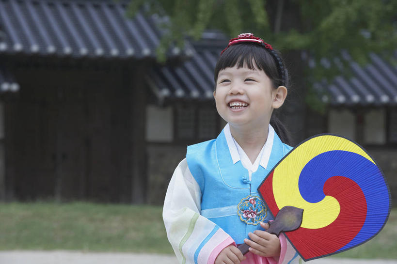 东方人,儿童,一个人,家,站,笑,微笑,露齿笑,横图,室外,白天,正面,民族服装,纯洁,草地,草坪,树林,植物,亚洲,仅一个女性,仅一个人,一把,握,阴影,朦胧,模糊,装饰,光线,扇子,头饰,影子,房屋,屋子,注视,黄种人,发簪,楼房,住宅,草,树,树木,小孩,绿色,阳光,自然,发饰,饰品,观察,看,站着,仅一个小孩,可爱,童年,童趣,握着,服饰,生长,成长,观看,华丽,修饰,点缀,察看,关注,童真,烂漫,无邪,配饰,衬托,美观,雅致,雅观,簪子,朝鲜服,天真,女孩,女人,女性,亚洲人,孩子,站立,半身,彩图,传统服装,民俗服,房子,太极扇,韩服,女生