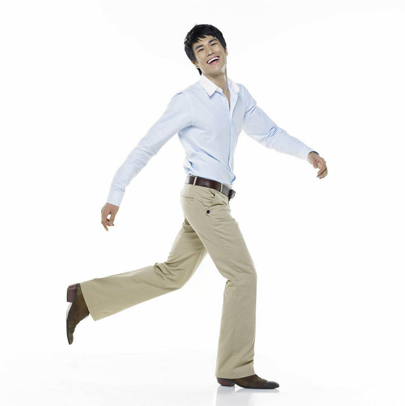 东方人,一个人,笑,微笑,露齿笑,竖图,室内,白天,白色背景,侧面,鞋,衬衫,西装,鞋子,亚洲,仅一个男性,仅一个人,奔驰,阴影,套装,裤子,正装,反射,影子,皮革,扭头,注视,职业装,黄种人,腰带,仅一个年轻男性,奔跑,观察,看,转头,摄影,影棚,观看,皮带,西裤,察看,关注,配饰,裤带,男人,男性,年轻男性,亚洲人,彩图,全身,影棚拍摄,衬衣,皮鞋,拍摄