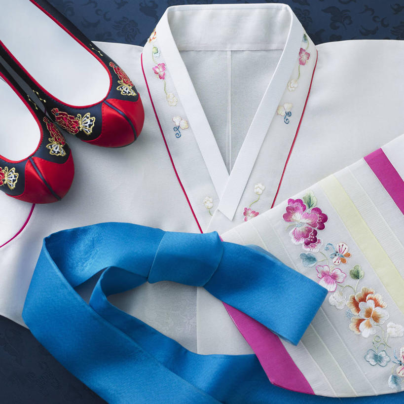 无人,方图,俯视,室内,特写,白天,民族服装,静物,鞋子,一双,阴影,反射,影子,手工艺品,一件,服饰,绣花鞋,布鞋,朝鲜服,中国鞋,彩图,高角度拍摄,传统服装,民俗服,韩服