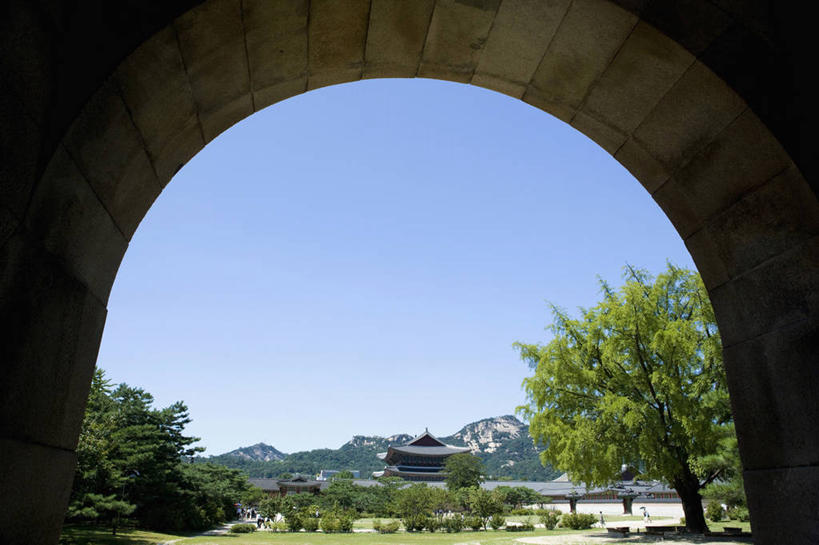 无人,宫殿,横图,室外,白天,仰视,旅游,度假,草地,草坪,名胜古迹,山,山脉,树林,植物,标志建筑,地标,建筑,景福宫,首尔,汉城,韩国,亚洲,阴影,遗迹,光线,影子,山峰,山峦,首都,古迹,文物,娱乐,建设,古建筑,草,树,树木,蓝色,绿色,蓝天,天空,阳光,自然,群山,天,享受,休闲,旅游胜地,放松,生长,晴朗,成长,宫廷,古文明,东亚,万里无云,大韩民国,首尔市,首尔特别市,特别市,北阙,王宫,晴空,晴空万里,彩图,低角度拍摄,皇宫