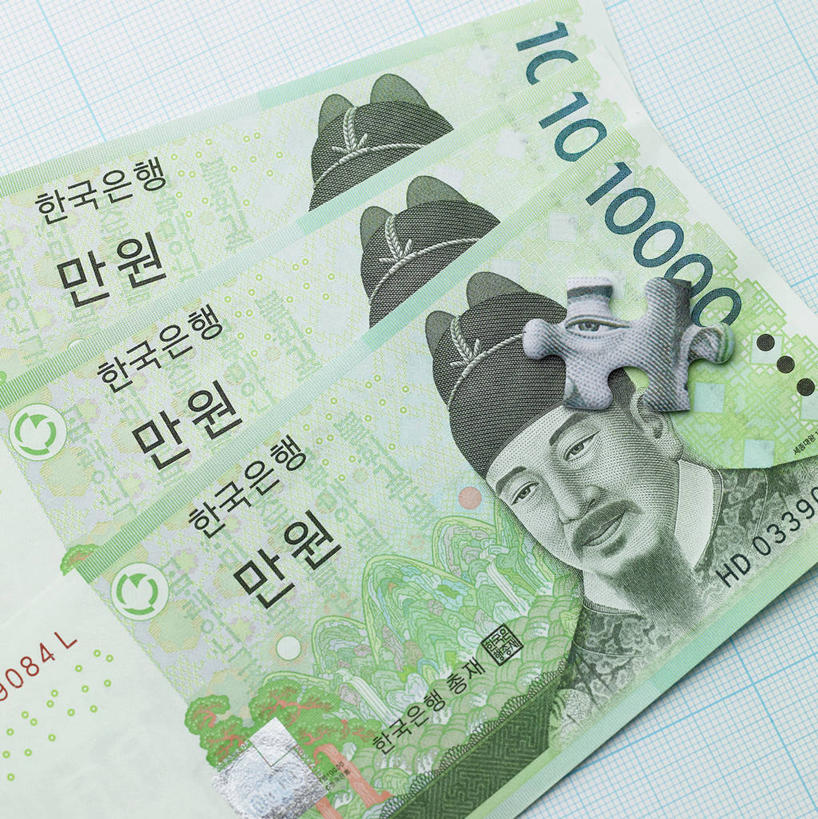 无人,竖图,俯视,室内,特写,白天,白色背景,钱,静物,阴影,反射,标志,钱币,文字,影子,字符,字母,三张,标识,钞票,金融,纸币,摄影,影棚,韩币,经济,流通,纸钞,贸易,韩语,货币,现金,彩图,高角度拍摄,影棚拍摄,拍摄,朝鲜语,韩国语,圜
