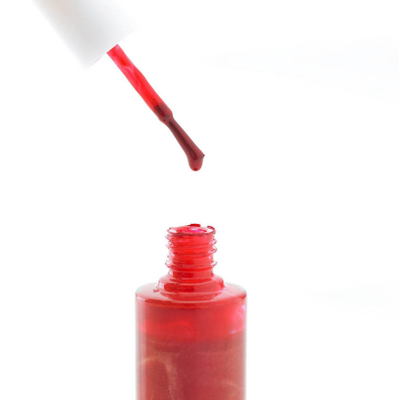 无人,竖图,室内,特写,白天,白色背景,正面,静物,阴影,装饰,反射,罐子,影子,指甲油,玻璃制品,一个,红色,玻璃瓶,化妆刷,瓶子,刷子,摄影,影棚,单个,华丽,修饰,点缀,美容工具,指甲刷,化妆工具,衬托,美观,雅致,雅观,彩图,影棚拍摄,拍摄