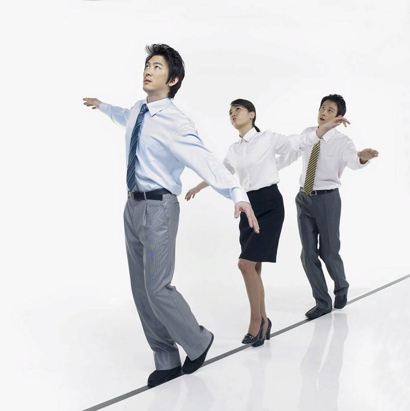 东方人,三个人,同事,商务人士,商务男性,商务女性,走,伸展双臂,竖图,室内,白天,白色背景,正面,衬衫,锻炼,旅游,度假,探险,成功,运动,合作,团队,集体,信心,亚洲,阴影,套装,反射,影子,领带,注视,黄种人,娱乐,极限运动,队伍,观察,看,享受,休闲,放松,摄影,影棚,观看,察看,领导,象征,庄重,成就,关注,室外运动,商务装,身份,户外运动,合伙,领袖,工薪阶层,正式,地位,走钢丝,冒险,体育,男人,男性,年轻男性,年轻女性,女人,女性,亚洲人,白领,上班族,步行,敞开双臂,散步,伸开双臂,展开双肩,张开手臂,张开双臂,走路,彩图,全身,影棚拍摄,衬衣,健身,拍摄,达瓦孜