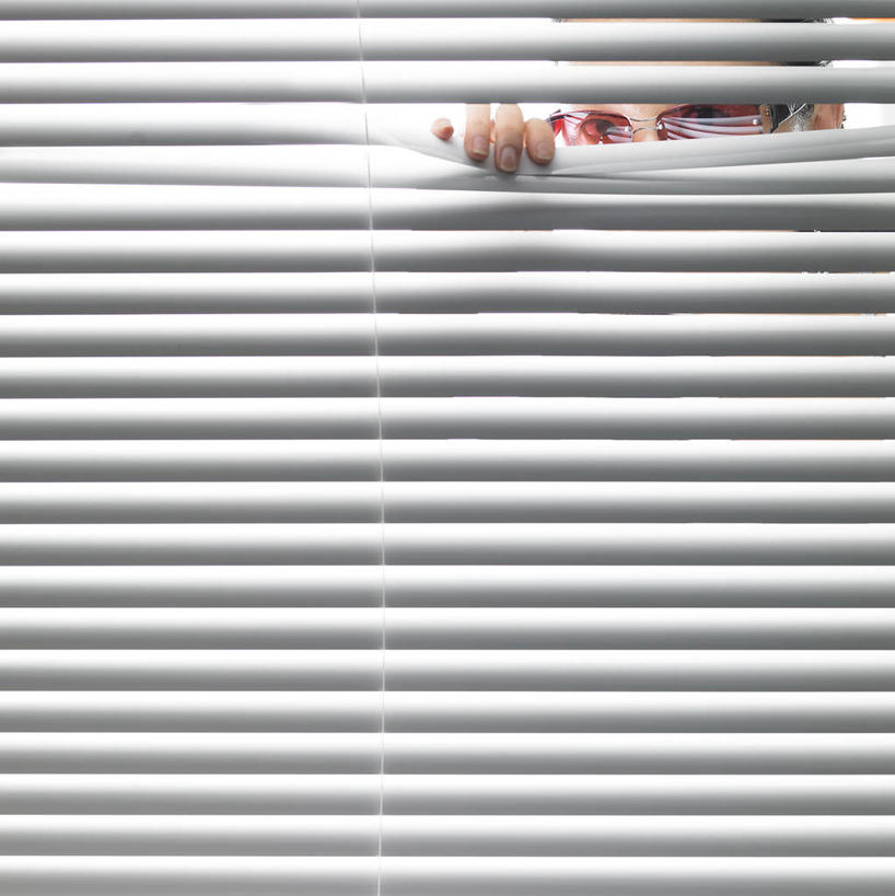 东方人,一个人,商务人士,商务女性,站,竖图,室内,白天,正面,窗户,亚洲,仅一个年轻女性,仅一个女性,仅一个人,一副,握,阴影,套装,反射,墨镜,眼镜,影子,百叶窗,注视,黄种人,太阳镜,太阳眼镜,观察,看,站着,遮阳镜,偷看,握着,观看,察看,关注,商务装,偷窥,工薪阶层,年轻女性,女人,女性,亚洲人,白领,上班族,站立,半身,彩图,窥视,窥探